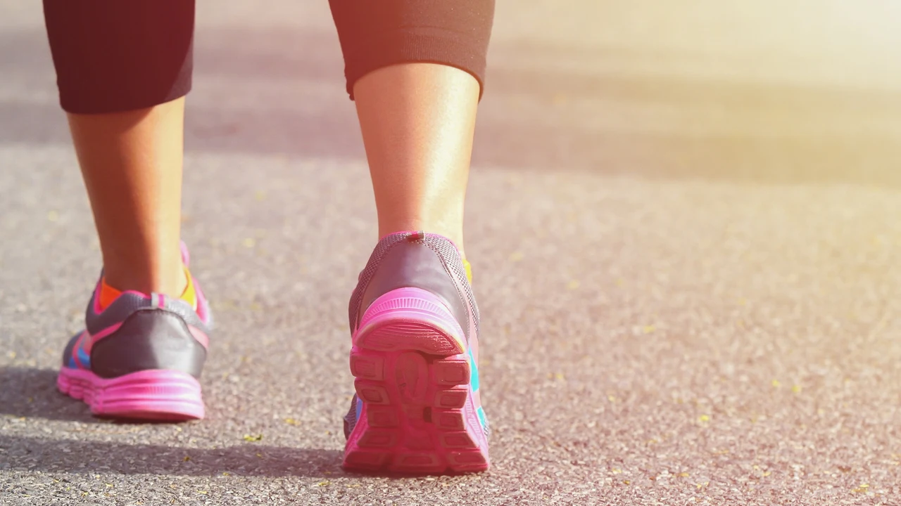 Camminata in salita o correre in piano, qual è migliore, quando e benefici