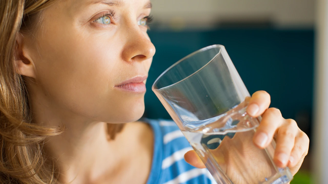 Quanti bicchieri di acqua al giorno bere in base al sesso ed età per giusta idratazione